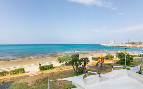 Massimo Beach House: Nuage, Ciel, Plante, Arecales, Ombre, Arbre, Cotiers Et Relief Océaniques, Loisir, Terrestre Des Plantes, Bateau