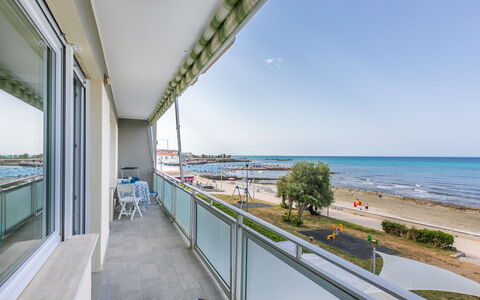 Massimo Beach House: Nuage, Ciel, Plante, Arecales, Ombre, Arbre, Cotiers Et Relief Océaniques, Loisir, Terrestre Des Plantes, Bateau