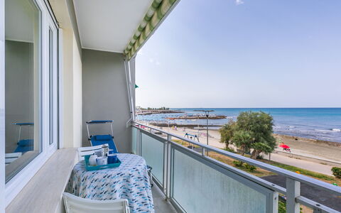 Massimo Beach House: Nuage, Ciel, Plante, Arecales, Ombre, Arbre, Cotiers Et Relief Océaniques, Loisir, Terrestre Des Plantes, Bateau