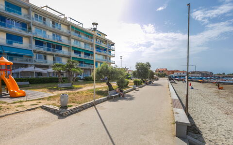 Massimo Beach House: Nuage, Ciel, Plante, Arecales, Ombre, Arbre, Cotiers Et Relief Océaniques, Loisir, Terrestre Des Plantes, Bateau