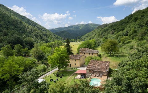 Locanda Di Alberi Without Kitchen: Ciel, Nuage, Plante, Montagne, Bâtiment, Fenêtre, Arbre, Paysage Naturel, Montagnes, Maison