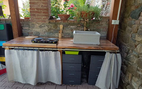 Locanda Di Alberi Without Kitchen: Bois, Cuisine, Comptoir, Tache De Bois, Appareil De Cuisine, Evier, Plante D'Appartement, Luminaire Plomberie, Cuisinière, Électroménager