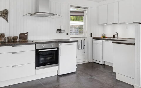 Thordgrim - 600M from the Sea: Cuisine, Appareil De Cuisine, Comptoir, Sol, Principaux Appliance, Cabinetry, Design Intérieur, Électroménager, Sol, Cuisinière