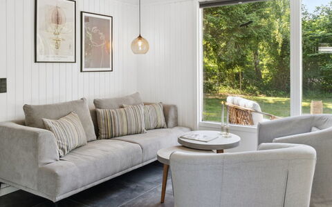 Thordgrim - 600M from the Sea: Meubles, Design Intérieur, Canapé, Sol, Salon, Sol, Bois, Throw Pillow, Pièce, Table