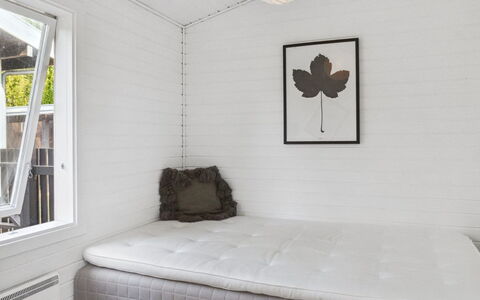 Thordgrim - 600M from the Sea: Bois, Sol, Design Intérieur, Sol, Plafond, Chambre, Pièce, Linge, Lit, Literie
