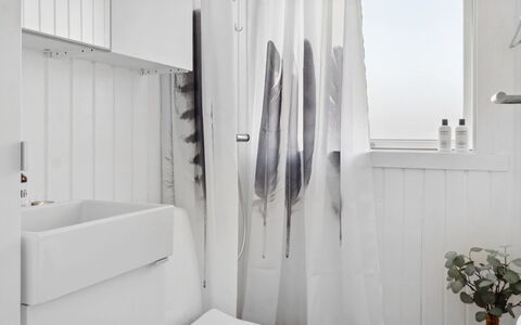 Thordgrim - 600M from the Sea: Blanc, Design Intérieur, Rideau De Douche, Textile, Rideau, Salle De Bains, Luminaire Plomberie, Sol, Sol, Domicile