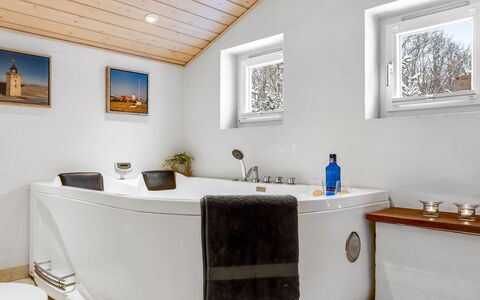 Valda - 1.5Km from the Sea: Baignoire, Luminaire Plomberie, Design Intérieur, Sol, Salle De Bains, Sol, Plomberie, Robinet, Éclairage, Domicile
