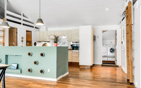 Valda - 1.5Km from the Sea: Design Intérieur, Sol, Meubles, Sol, Parquet, Bois, Plafond, Luminaire, Cuisine, Comptoir