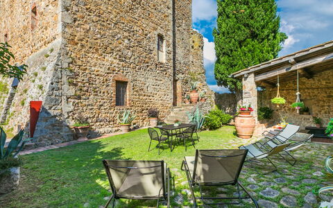 Sovicille 609: Ciel, Propriété, Meubles, Table, Bleu Azur, Chaise, Bâtiment, Fenêtre, Ombre, Architecture