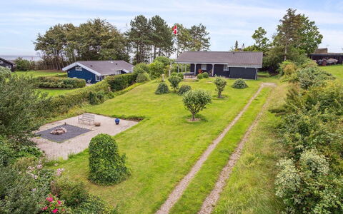 Lazorka - 200M from the Sea: Toit, Domicile, Porte, Chalet, Ombre, Siding, Cour, Biens, Arrière-Cour