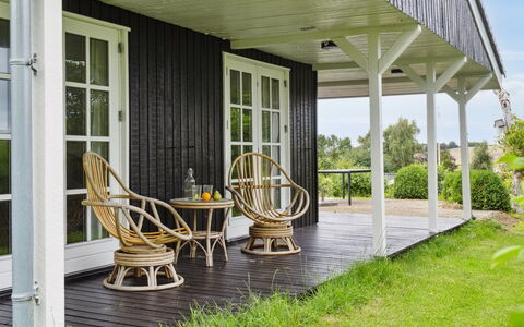 Lazorka - 200M from the Sea: Toit, Domicile, Porte, Chalet, Ombre, Siding, Cour, Biens, Arrière-Cour