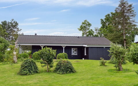 Lazorka - 200M from the Sea: Toit, Domicile, Porte, Chalet, Ombre, Siding, Cour, Biens, Arrière-Cour