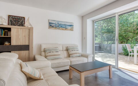 Villa Océane: L'Eau, Ciel, Propriété, Meubles, Table, Vaisselle, Bleu, Bleu Azur, Nuage, Chaise
