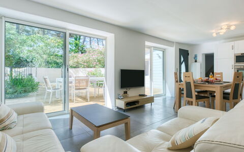 Villa Océane: L'Eau, Ciel, Propriété, Meubles, Table, Vaisselle, Bleu, Bleu Azur, Nuage, Chaise