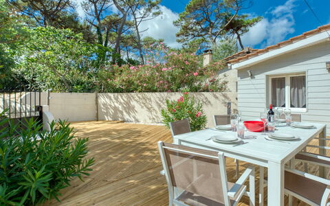 Villa Océane: L'Eau, Ciel, Propriété, Meubles, Table, Vaisselle, Bleu, Bleu Azur, Nuage, Chaise
