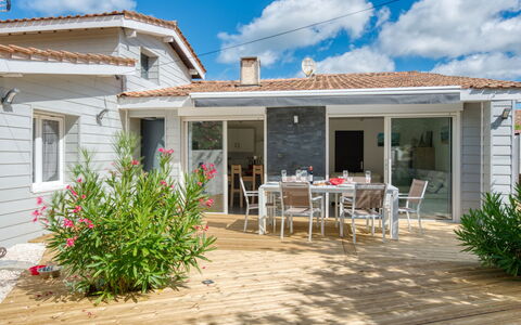 Villa Océane: L'Eau, Ciel, Propriété, Meubles, Table, Vaisselle, Bleu, Bleu Azur, Nuage, Chaise