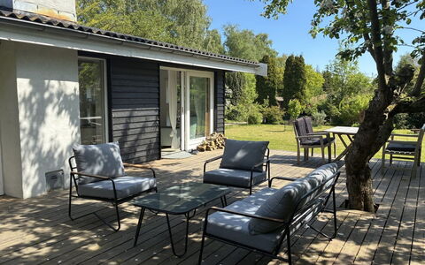 Hendrina - 500M from the Sea: Meubles, Chaise, Mobilier De Jardin, Bois, Table, Tableau De Plein Air, Ombre, Jardin, Table Cuisine Et Salle A Manger