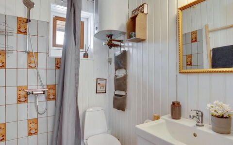 Hendrina - 500M from the Sea: Design Intérieur, Luminaire Plomberie, Salle De Bains, Sol, Sol, Pièce, Plomberie, Toilette, Robinet, Évier