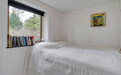 Hendrina - 500M from the Sea: Bois, Chambre, Sol, Design Intérieur, Sol, Lit, Drap De Lit, Literie, Plafond, Pièce