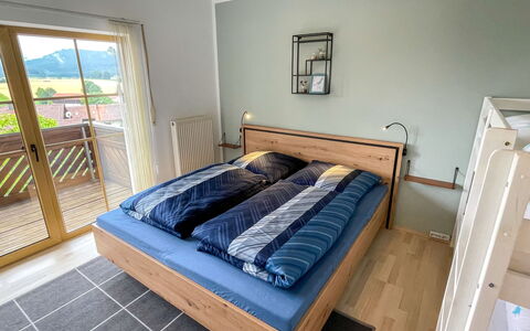 Remawe: Propriété, Meubles, Confort, Bleu Azur, Cadre De Lit, Bois, Bâtiment, Textile, Oreiller, Design Intérieur