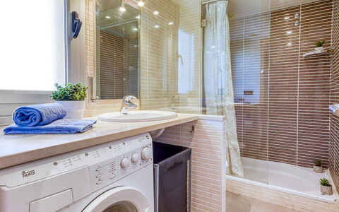Cap Blanc: Miroir, Luminaire Plomberie, Robinet, Propriété, Cabinetry, Évier, Armoire De Toilette, Baignoire, Sécheuse, Salle De Bains