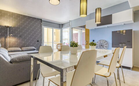 Cap Blanc: Table, Meubles, Chaise, Confort, Bâtiment, Plante, Canapé, Design Intérieur, Bois, Éclairage