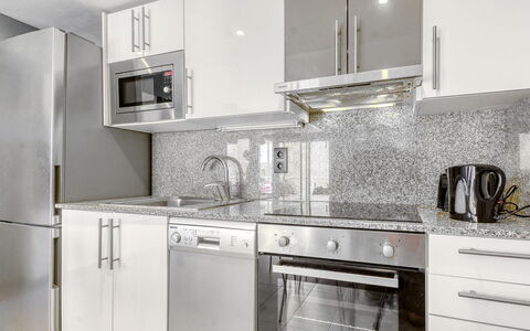 Cap Blanc: Comptoir, Cabinetry, Propriété, Bâtiment, Cuisinière, Appareil De Cuisine, Cuisine, Évier, Vaisselle, Cooktop