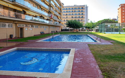Colom: L'Eau, Plante, Bâtiment, Jour, Propriété, Ciel, Fenêtre, Bleu Azur, Piscine, Design Urbain