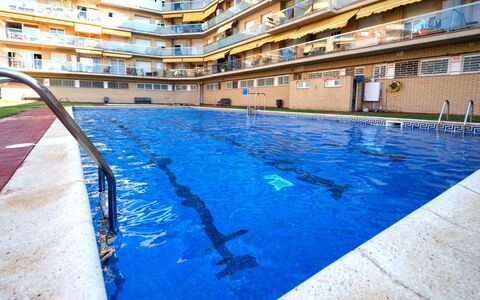 Colom: L'Eau, Bâtiment, Piscine, Bleu, Bleu Azur, Ciel, Fenêtre, Rectangle, Plan D'Eau, Sol