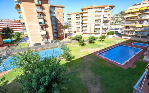 Colom: Bâtiment, Plante, Ciel, Bleu Azur, Fenêtre, Design Urbain, Condominium, Bloc Tour, Loisir, Arbre