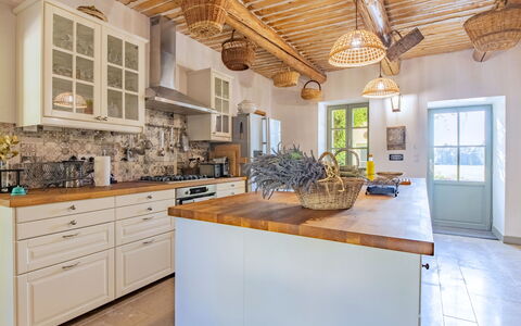 Le Mas de Marius: Cabinetry, Meubles, Comptoir, Fenêtre, Bois, Bâtiment, Robinet, Tiroir, Design Intérieur, Cuisine