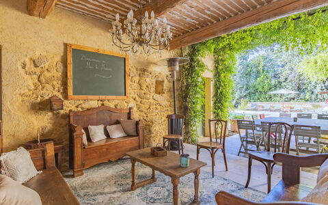 Le Mas de Marius: Meubles, Table, Bois, Design Intérieur, Architecture, Arbre, Plante, Sol, Canapé, Salon