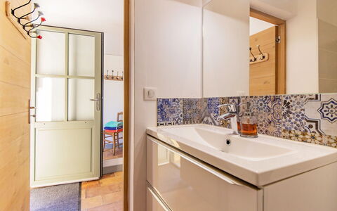 Le Mas de Marius: Luminaire Plomberie, Robinet, Propriété, Baignoire, Bâtiment, Design Intérieur, Bois, Salle De Bains, Armoire De Toilette
