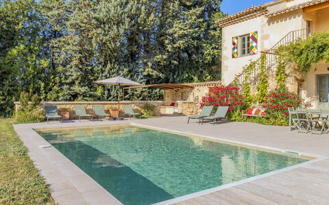 Le Mas de Marius: L'Eau, Plante, Bâtiment, Bleu Azur, Piscine, Ciel, Chaise, Architecture, Fenêtre, Ombre