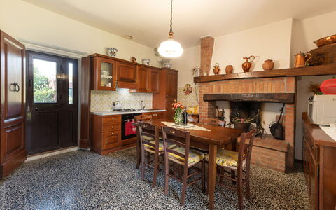 Country House: Propriété, Table, Cabinetry, Comptoir, Bois, Chaise, Éclairage, Design Intérieur, Cuisine, Sol
