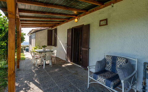 Country House: Meubles, Bâtiment, Propriété, Plante, Bois, Table, Design Intérieur, Ombre, Architecture, Chaise