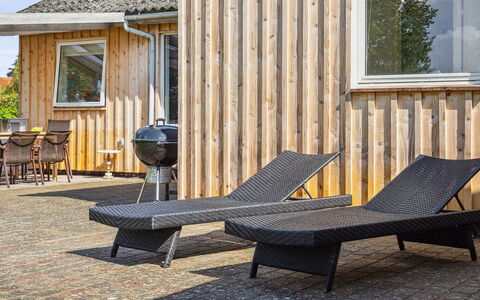 Henric - 500M from the Sea: Domicile, Toit, Maison, Chalet, Biens, Porte, Porche, Siding, Ferme, Ombre