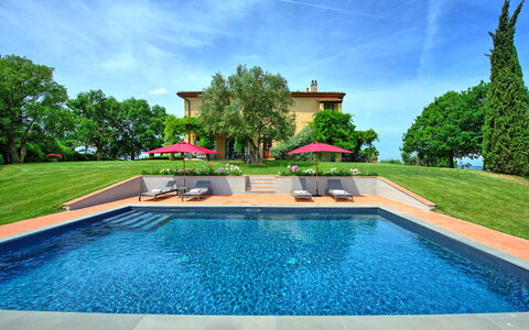 Villa Marliana: L'Eau, Nuage, Ciel, Plante, Propriété, Vert, La Nature, Piscine, Bleu Azur, Arbre