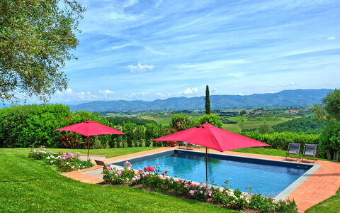 Villa Marliana: Nuage, Ciel, L'Eau, Plante, Parapluie, Vert, Bleu Azur, Paysage Naturel, Arbre, Piscine