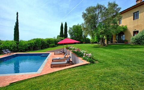Villa Marliana: Ciel, Plante, L'Eau, Fenêtre, Nuage, Vert, Arbre, Paysage Naturel, Piscine, Herbe