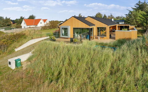 Bena - 800M from the Sea: Meubles, Design Intérieur, Chaise, Sol, Table, Recours, Sol, Plafond, Pièce, Eco Hôtel