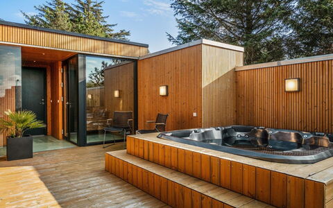 Bena - 800M from the Sea: Meubles, Design Intérieur, Chaise, Sol, Table, Recours, Sol, Plafond, Pièce, Eco Hôtel