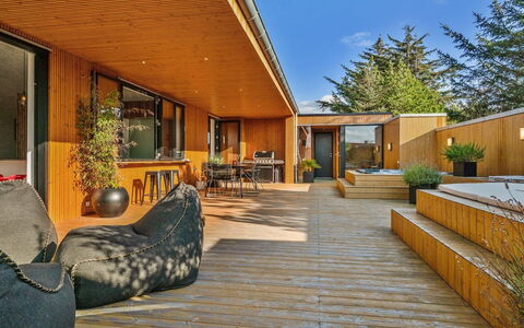 Bena - 800M from the Sea: Meubles, Design Intérieur, Chaise, Sol, Table, Recours, Sol, Plafond, Pièce, Eco Hôtel
