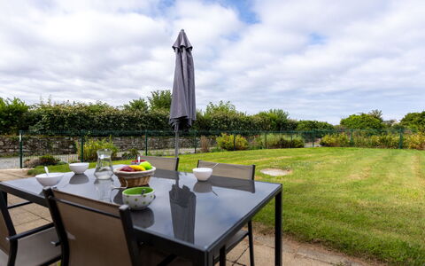 Emeraude: Nuage, Ciel, Table, Plante, Meubles, Vaisselle, Chaise, Bâtiment, Tableau De Plein Air, Mobilier De Jardin