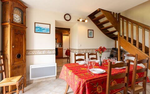 Emeraude: Meubles, Table, Propriété, Cadre, Bâtiment, Plante D'Appartement, Chaise, Bois, Éclairage, Design Intérieur