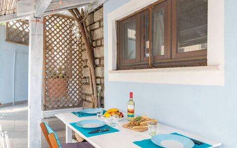 Rosemary: Table, Propriété, Fenêtre, Meubles, Bâtiment, Vaisselle, Design Intérieur, Bois, Éclairage, Architecture