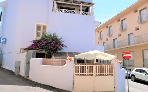 Rosemary: Bâtiment, Plante, Fenêtre, Jour, Propriété, Fleur, Voiture, Architecture, Ciel, Maison