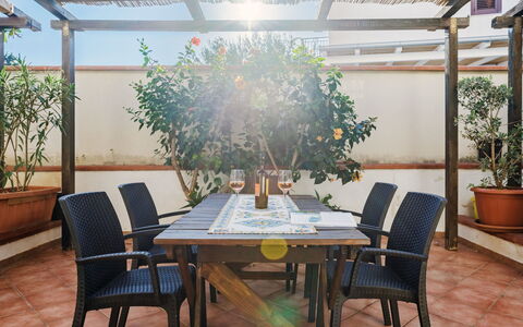 Tre Stelle Gaia: Table, Plante, Meubles, Propriété, Chaise, Bois, Ombre, Design Intérieur, Décoration, Jaune