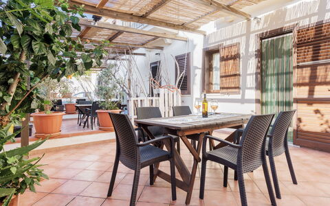 Tre Stelle Gaia: Meubles, Table, Propriété, Plante, Chaise, Bois, Design Intérieur, Sol, Sol, Ombre