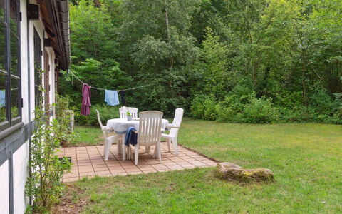 Rina - 250M from the Sea: Végétation, Arbuste, Printemps, Chalet, Jardin, Ombre, Arrière-Cour, Cour, Chaise